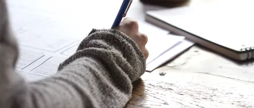 Scrisul de mână îți dezvăluie personalitatea. Ce fel de om ești dacă scrisul tău e orientat spre dreapta