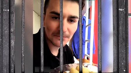 Un tânăr care pretinde că este încarcerat în Franța a devenit vedetă pe TikTok. ”Unde să pleci, când afară este 2.000 de lei o căruță de lemne?”