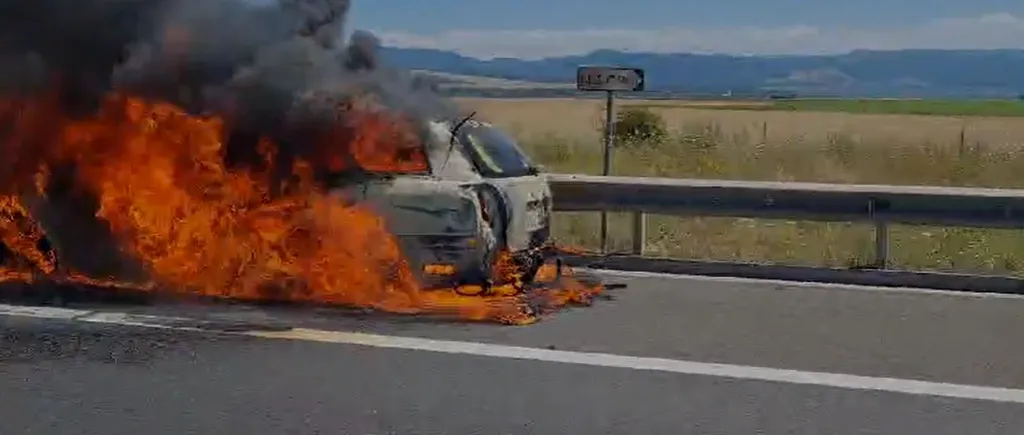 Ultima oră! Mașină în flăcări pe autostrada între Orăștie și Cugir -VIDEO