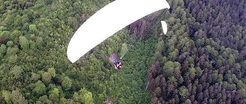 Doi parapantiști au rămas agățați în copac, la 20 de metri înălțime. Cum au reușit să alerteze autoritățile
