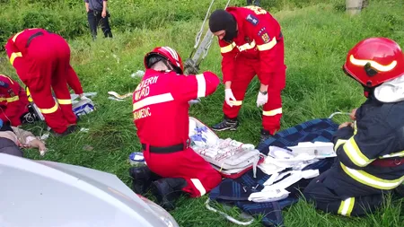 Mureș. Mașină lovită de tren în Răstolița. Șoferul, o femeie de 48 de ani, a murit pe loc (FOTO)