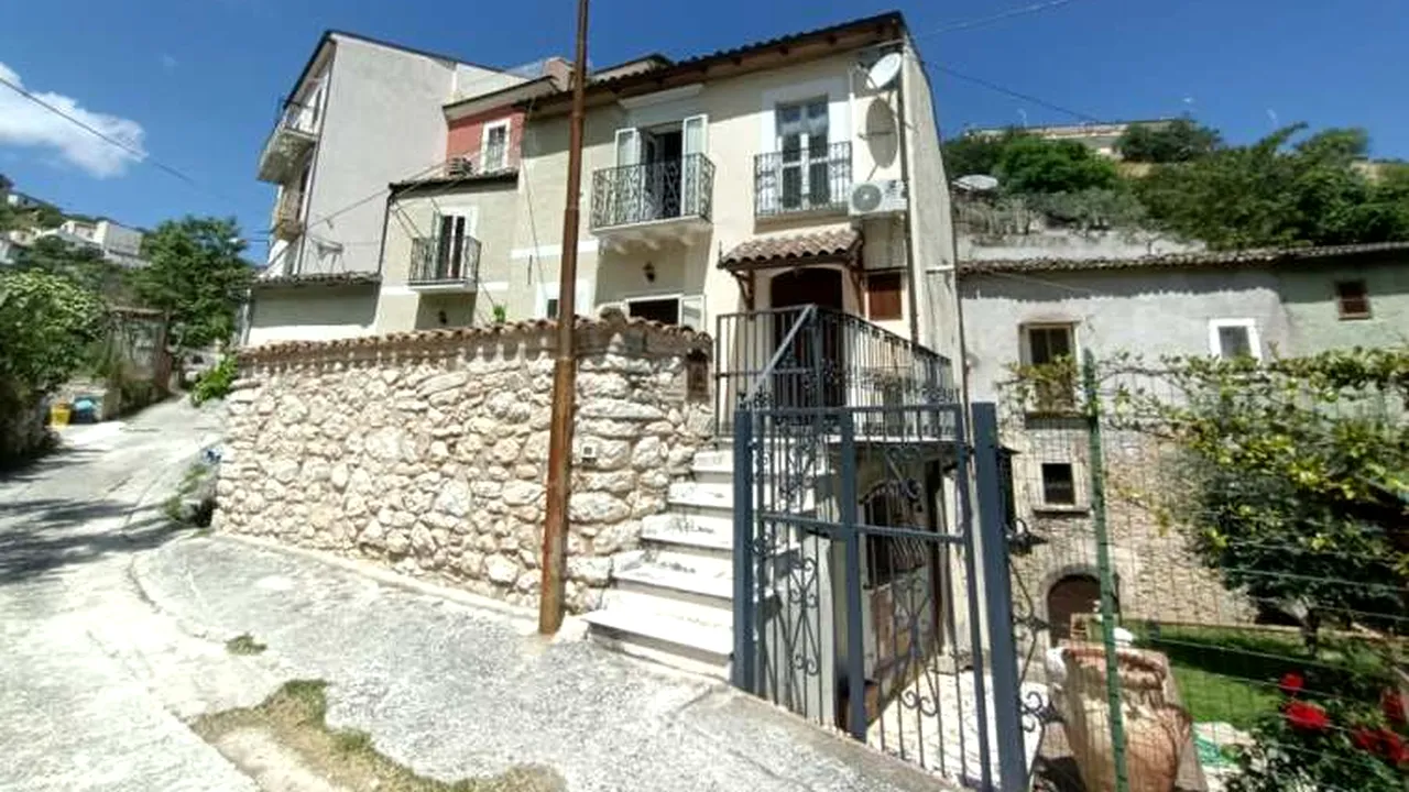 CASA de vis cu 3 camere, două terase și curte la doar 49.000 de €. Noii proprietari vor locui într-un oraș istoric între munte și plajele Adriaticii