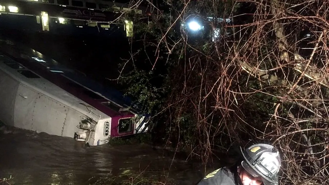 Cel puțin 14 răniți, după ce un tren de pasageri a deraiat în statul american California