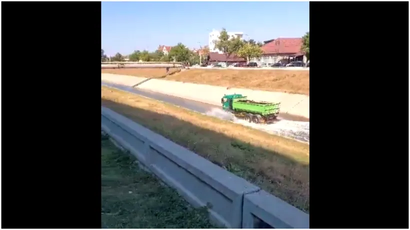 VIDEO: Un camion evită o intersecție aglomerată din Iași mergând prin albia unui râu