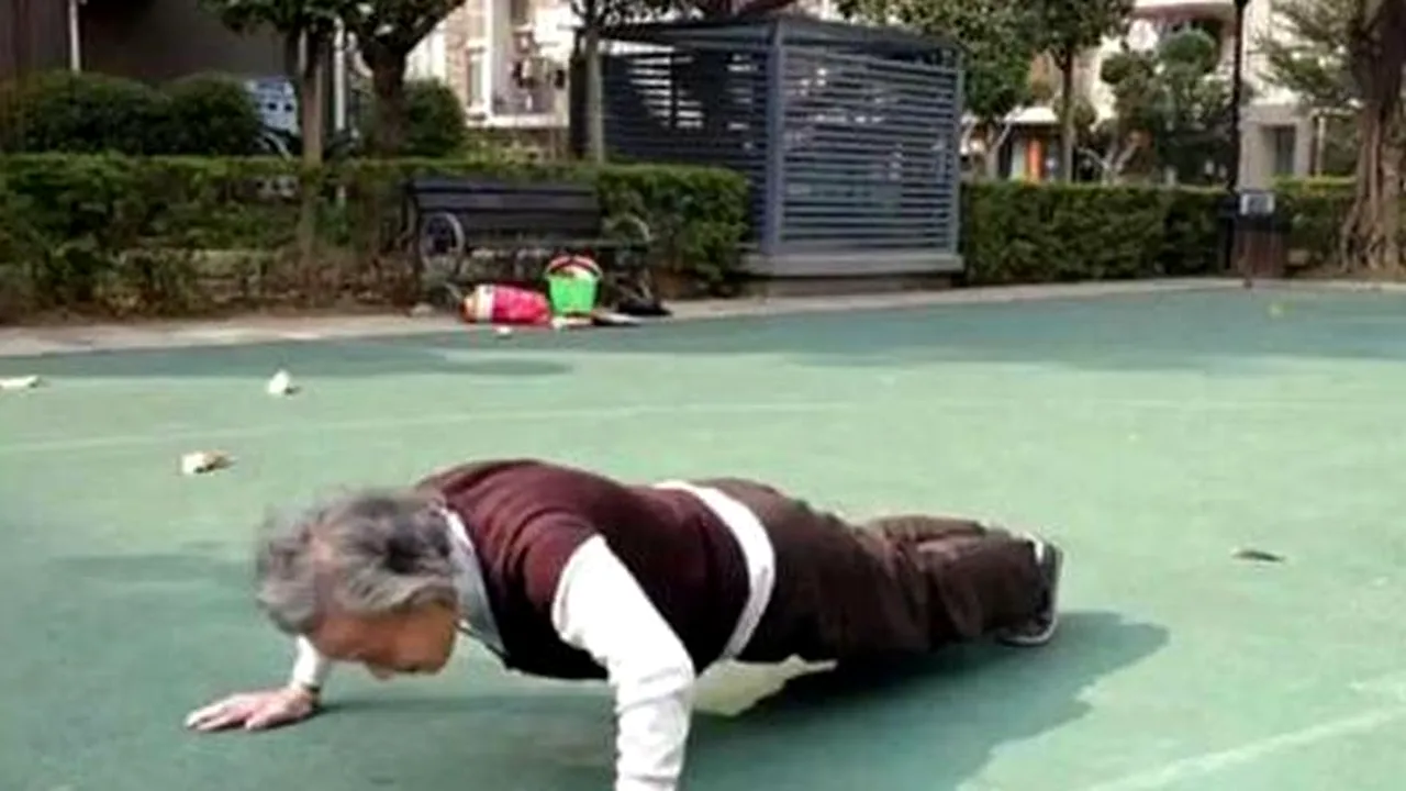 La 81 de ani face 100 de flotări în cinci minute