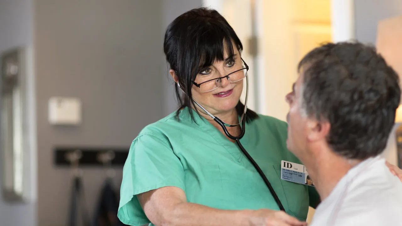 Badantă româncă din Italia, acuzată că a sustras aproximativ 130.000 de euro de la un bătrân. Câți ani de pușcărie riscă