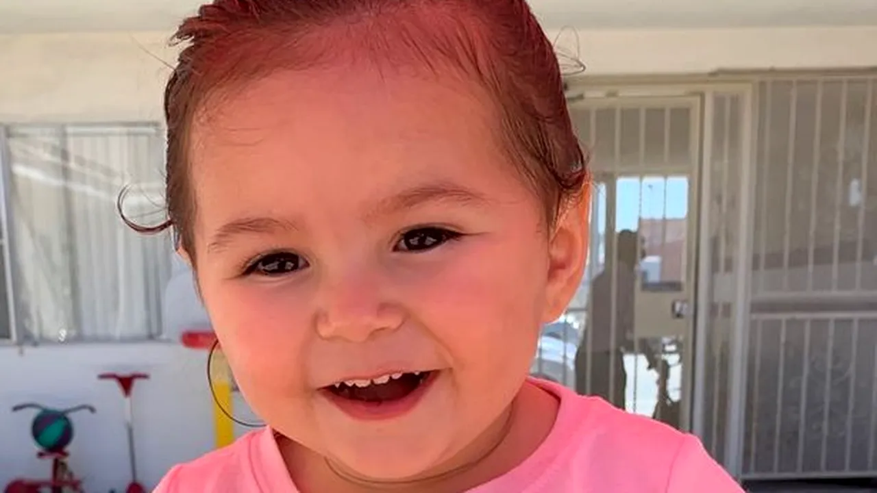 O fetiță de doi ani a murit pentru că mama ei a lăsat-o în mașină cinci ore. Femeia plecase să bea cu o prietenă