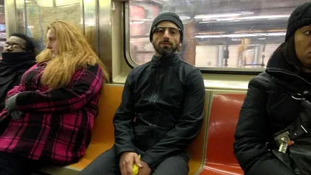 FOTO. Co-fondatorul Google, fotografiat în timp ce testa un nou gadget în metrou