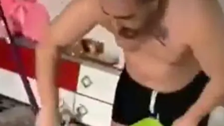 VIDEO. Imagini incredibile cu proxenetul prins când fugea în Dubai, după ce s-a filmat în timp ce aduna banii cu mătura și fărașul: „Nu mai suport mizeria asta!”