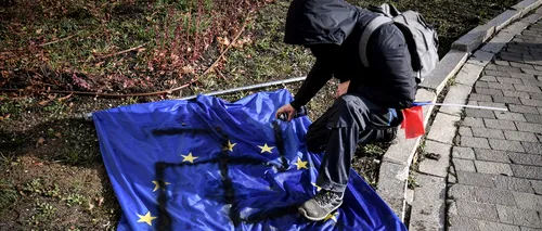 Un protestatar AUR a desenat o svastică pe steagul UE. Parchetul General a fost sesizat de un deputat