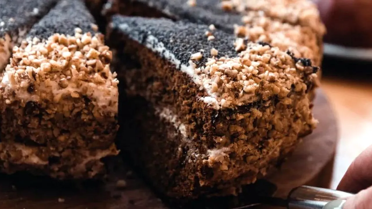 Prăjitura tăvălită, un deliciu. Cum se prepară desertul cu cocos și ciocolată