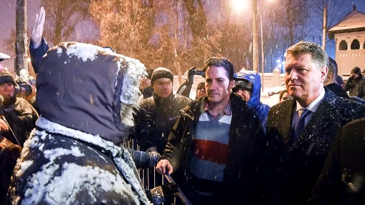 Proteste în București. Iohannis a ieșit să vorbească cu manifestanții de la Cotroceni: „Suntem cu toții români