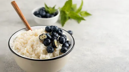 Cea mai delicioasă rețetă de orez cu lapte. Trucuri pentru o consistență cremoasă și un gust aromat