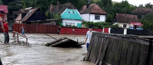 Rupere de nori și în Mureș: O viitură a inundat mai multe gospodării