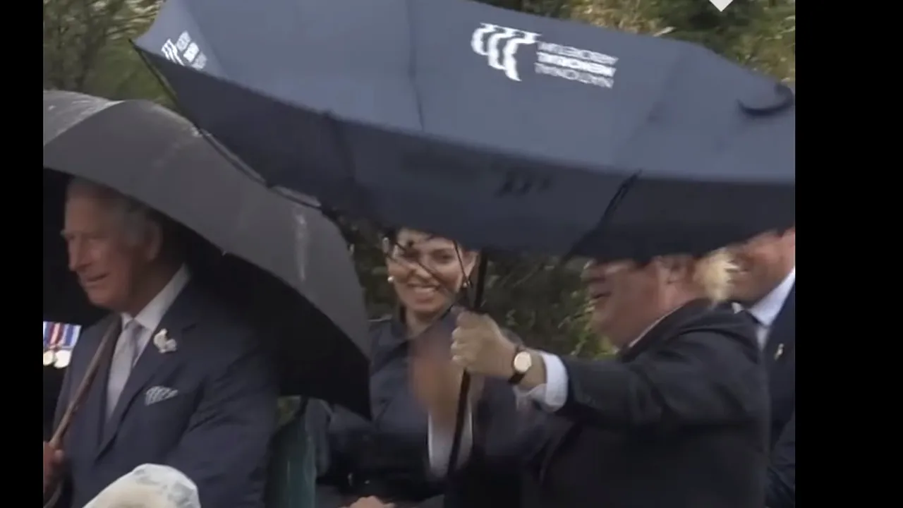 Premierul Boris Johnson a stârnit hohote de râs pe rețelele de socializare după ce a fost surprins „luptându-se” cu o umbrelă buclucașă (VIDEO)