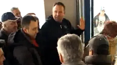 Sute de oameni s-au călcat în picioare pentru a prinde ofertele de la un supermarket din Târgoviște