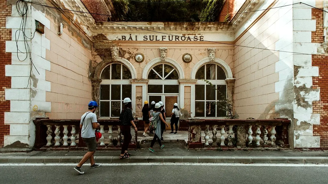 Băile Imperiale Neptun, din stațiunea Băile Herculane, ar putea fi salvate. O echipă de studenti a lansat o campanie de strângere de fonduri - FOTO