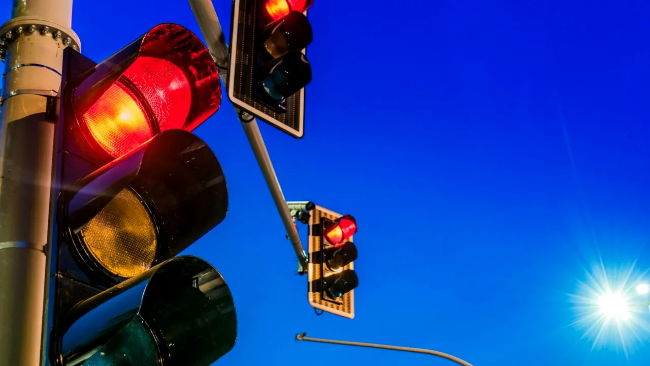 Primul oraș din România cu semafoare inteligente conectate direct la RADAR. Ce pățesc șoferii care depășesc viteza