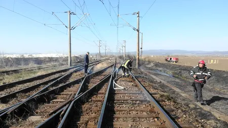 Trei trenuri de călători OPRITE în Brașov și Feldiora, din cauza unui INCENDIU de vegetație - FOTO/ VIDEO