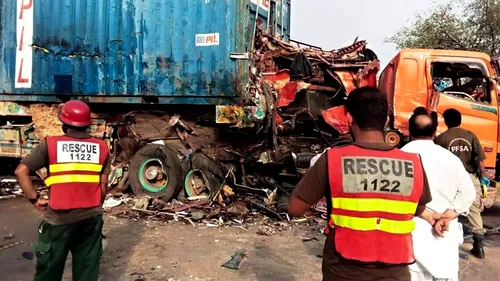 Zeci de morți și de răniți într-un grav accident de autocar în Pakistan | VIDEO