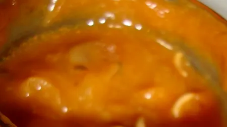 O ieșeancă a cumpărat trei borcane de zacuscă de la un supermarket. Ce a găsit înăuntru a determinat-o să meargă la Protecția Consumatorilor