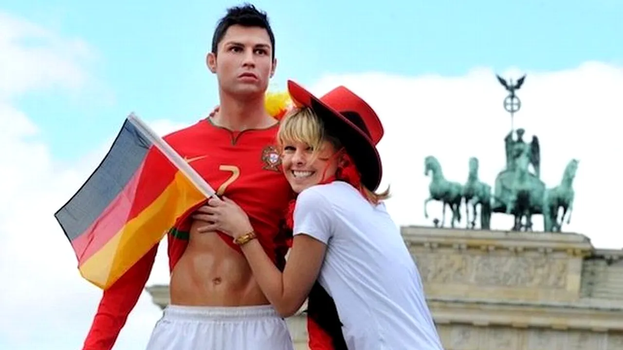 EURO 2012. O statuie de ceară a lui Cristiano Ronaldo a fost expusă la Poarta Brandeburg