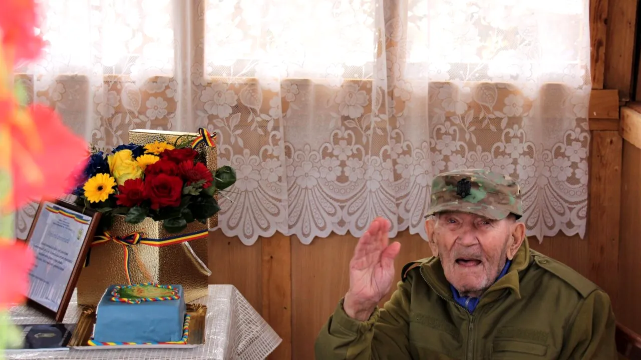 FOTO | Povestea veteranului de război care a luptat în Munții Tatra și s-a întors acasă pe jos. Iosif Cosma a împlinit 100 de ani