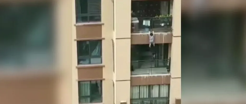 Un băiețel de trei ani, care a căzut de la etajul șase al blocului în care locuia, a scăpat cu viață datorită vecinilor. Metoda salvatoare a șase chinezi - VIDEO