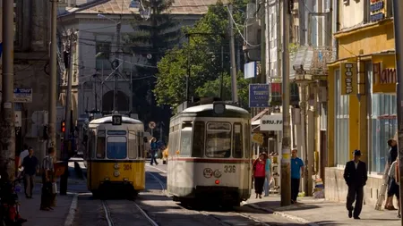 Un șofer de 19 ani a BLOCAT circulația a zece tramvaie după ce și-a parcat mașina pe șine: Am crezut că nu încurc pe nimeni