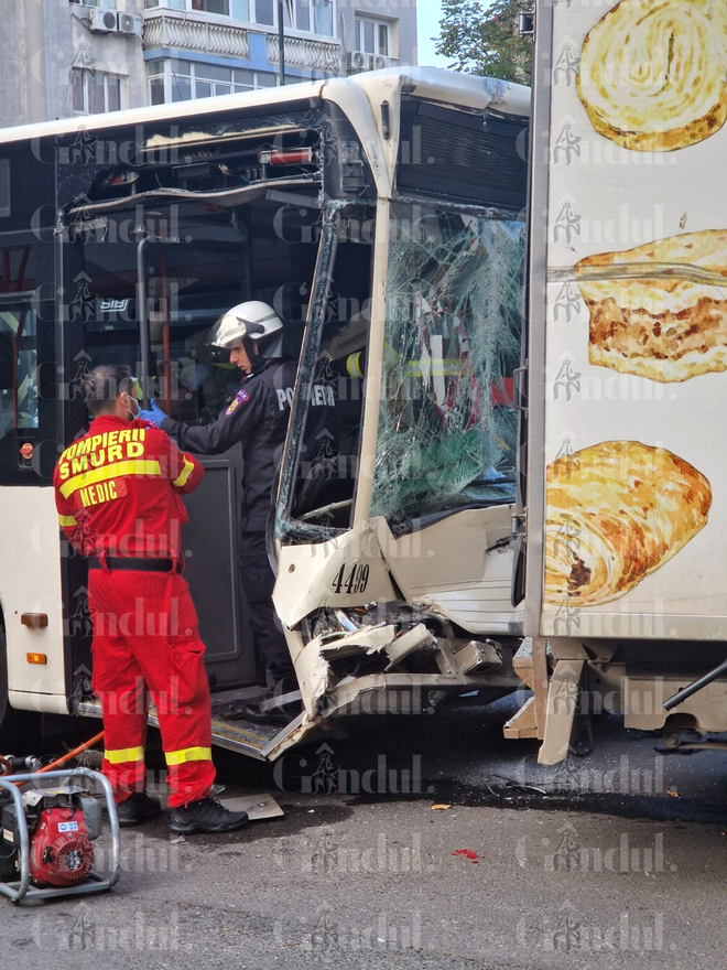 Accident grav pe Calea Dorobanți din București, în care a fost implicat un autobuz STB. Trei persoane, transportate la spital