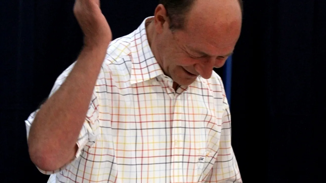 Băsescu: Nu am să mă bag sub birou ca să nu fiu suspendat
