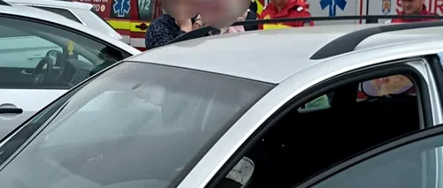 O fetiță de 9 luni a rămas BLOCATĂ în mașina familiei, în Mehedinți. Ce le-a declarat mama copilului pompierilor sosiți la fața locului