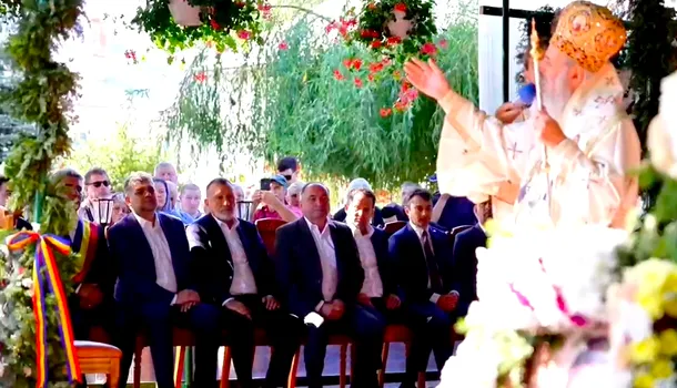 <span style='background-color: #ffb200; color: #fff; ' class='highlight text-uppercase'>UPDATE</span> Marcel Ciolacu, la slujba de la mănăstirea Văratec: M-am bucurat de slujbă alături de credincioșii veniți aici cu inima deschisă și plină de credință