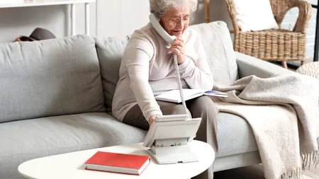 Metodele prin care pensionarii sunt lăsați fără economii: de la colete la amenzi false. Brutarul lui Ceaușescu a rămas fără bani de la un simplu CLICK