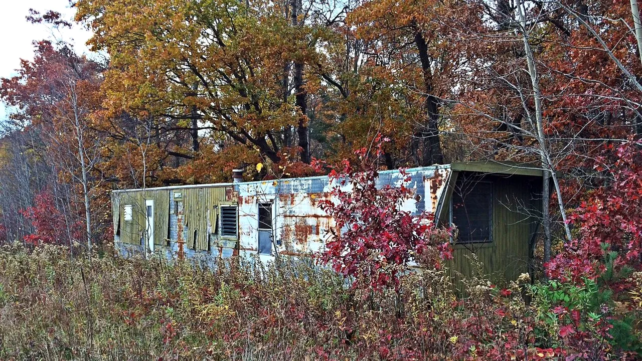 Halucinant. Cadavrul unui bărbat zace de o săptămână într-o rulotă aflată în Cluj. Vecină: ”Miroase îngrozitor. Am sunat la Primărie, la Poliție, dar nu e o prioritate pentru ei”