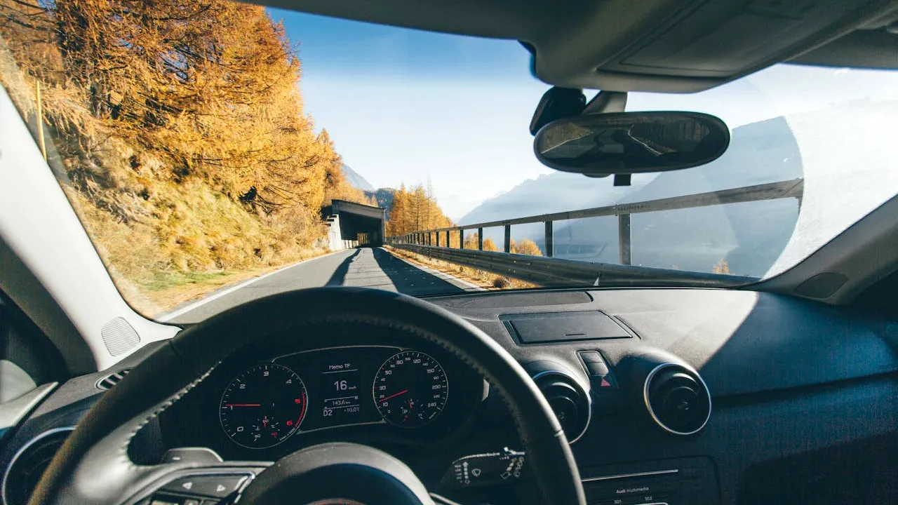 Regula neștiută de mulți șoferi, dar care poate salva VIEȚI. Expert în conducere defensivă: 