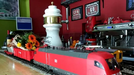 Cafeneaua LA TRENULEȚE, locul unde comenzile sunt luate de trenulețe electrice. Clienții stau în „gări