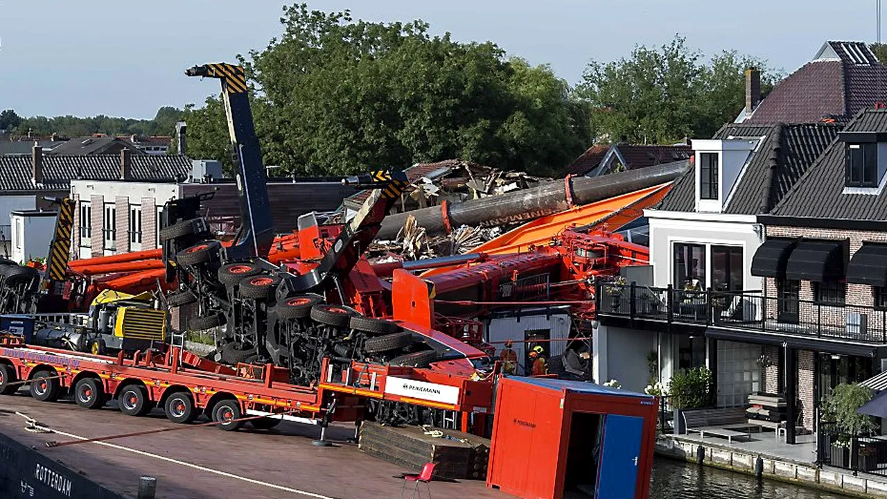 Cel puțin 20 de răniți în Olanda, după ce două macarale s-au prăbușit pe clădiri rezidențiale
