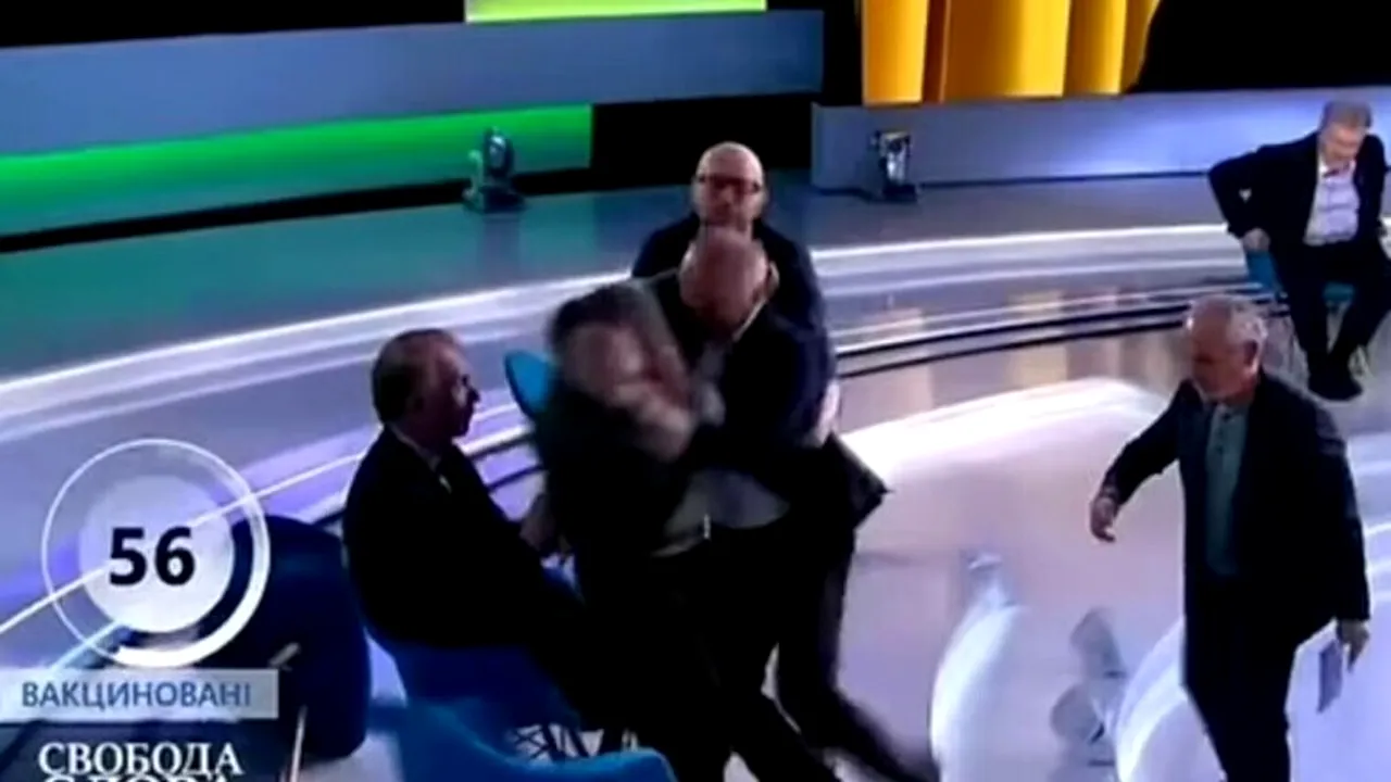 Un jurnalist ucrainean a luat la bătaie un politician pro-rus în timpul unei emisiuni în direct (VIDEO)