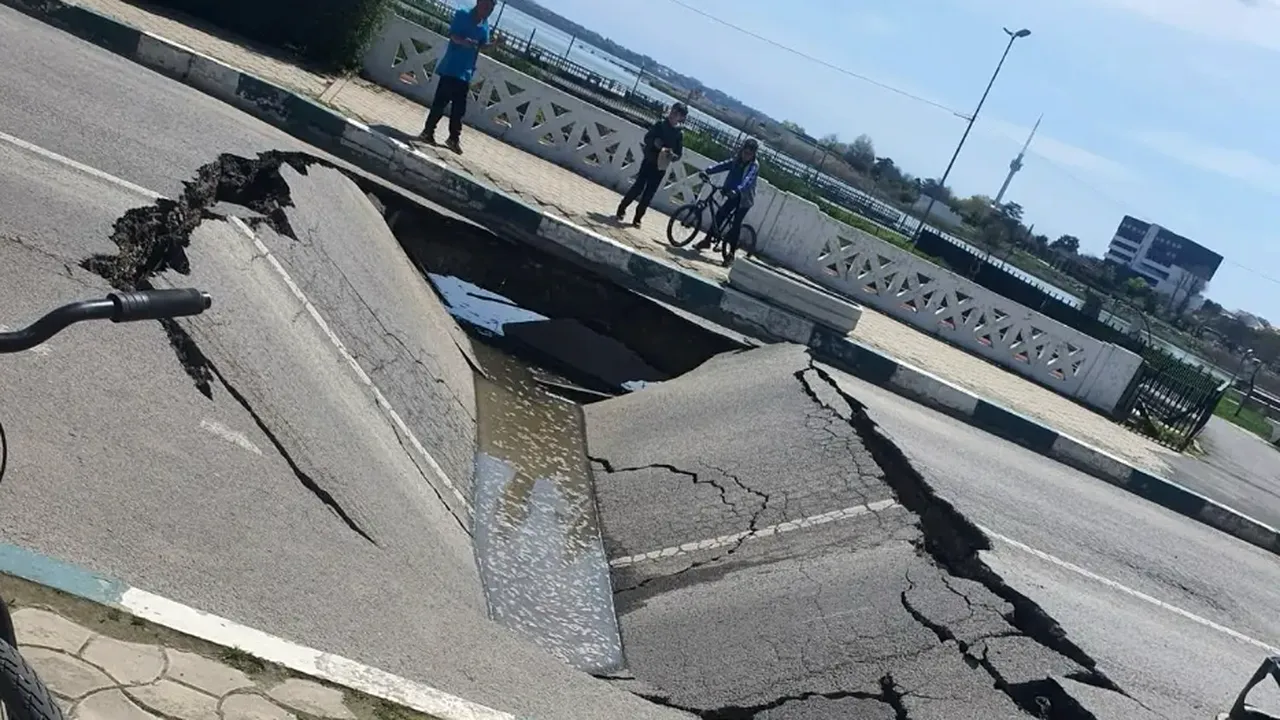 Imagini de groază din Techirghiol, unde șoseaua s-a rupt practic în două. Traficul este blocat și șoferii sunt siderați