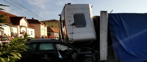 Un TIR s-a răsturnat peste o mașină, într-un cartier din Bistrița. Au fost avariate mai multe autoturisme (FOTO)