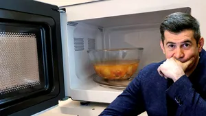 Mănânci ciorbă încălzită la cuptorul cu microunde? Dragoș Pătraru explică greșeala pe care o fac majoritatea românilor