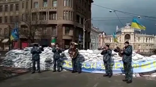 VIDEO | Imagini suprarealiste la Odesa: Fanfara ucraineană a cântat „Don’t worry, be happy”, în așteptarea bombardamentelor