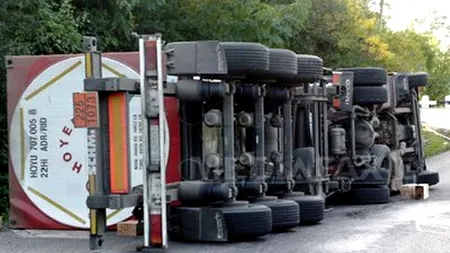 SUCEAVA. O cisternă cu combustibil s-a răsturnat pe DN 17.  Traficul este blocat