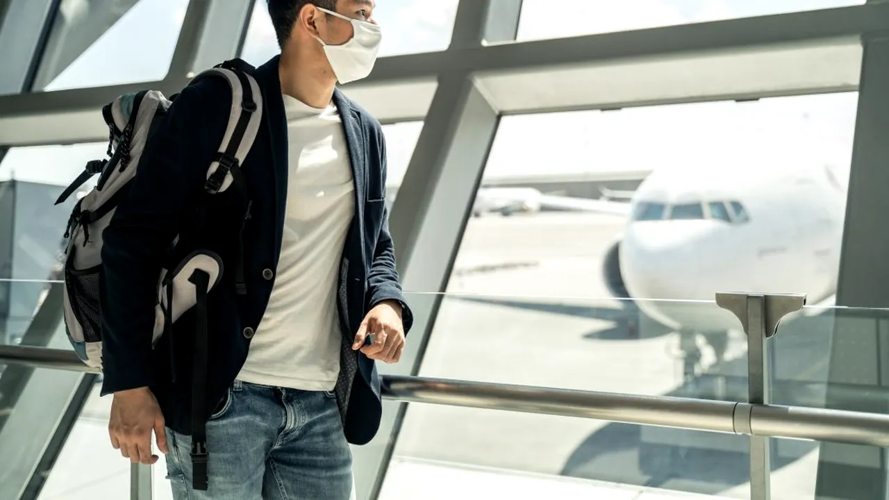 Ce se întâmplă cu turiștii care se îmbolnăvesc de COVID-19 în vacanță. Explicațiile lui Raed Arafat