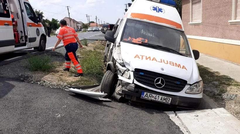 O ambulanță care se deplasa la o urgență s-a ciocnit de o mașină, în Vrancea. Șoferul autovehicului a fost grav rănit