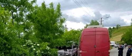 Accident între un microbuz și o autoutilitară, pe un drum din județul Cluj. Zece persoane au fost rănite