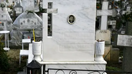 Coroană funerară cumpărată pentru un vecin mort, trecută la cheltuielile de întreținere. Locatarii sunt revoltați