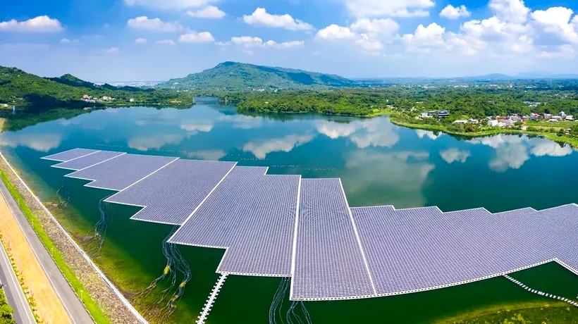 A început construcția primului parc fotovoltaic PLUTITOR din România. Ce avantaje majore au acestea