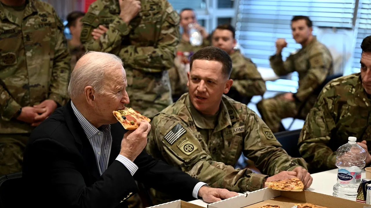 Joe Biden a mâncat pizza și și-a făcut selfie cu militarii americani din Polonia